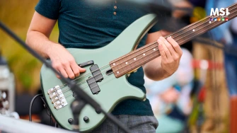 Peran Bass dalam Band: Fondasi Irama dan Jiwa Sebuah Band yang Tak Tergantikan