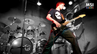 Mengulik Peran Gitar dalam Band: Pilar Melodi, Harmoni, dan Energi Panggung