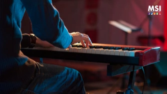 Peran Keyboard dalam Band: Lebih dari Sekadar Pengisi Nada, Inilah Jantung Harmoni Musik